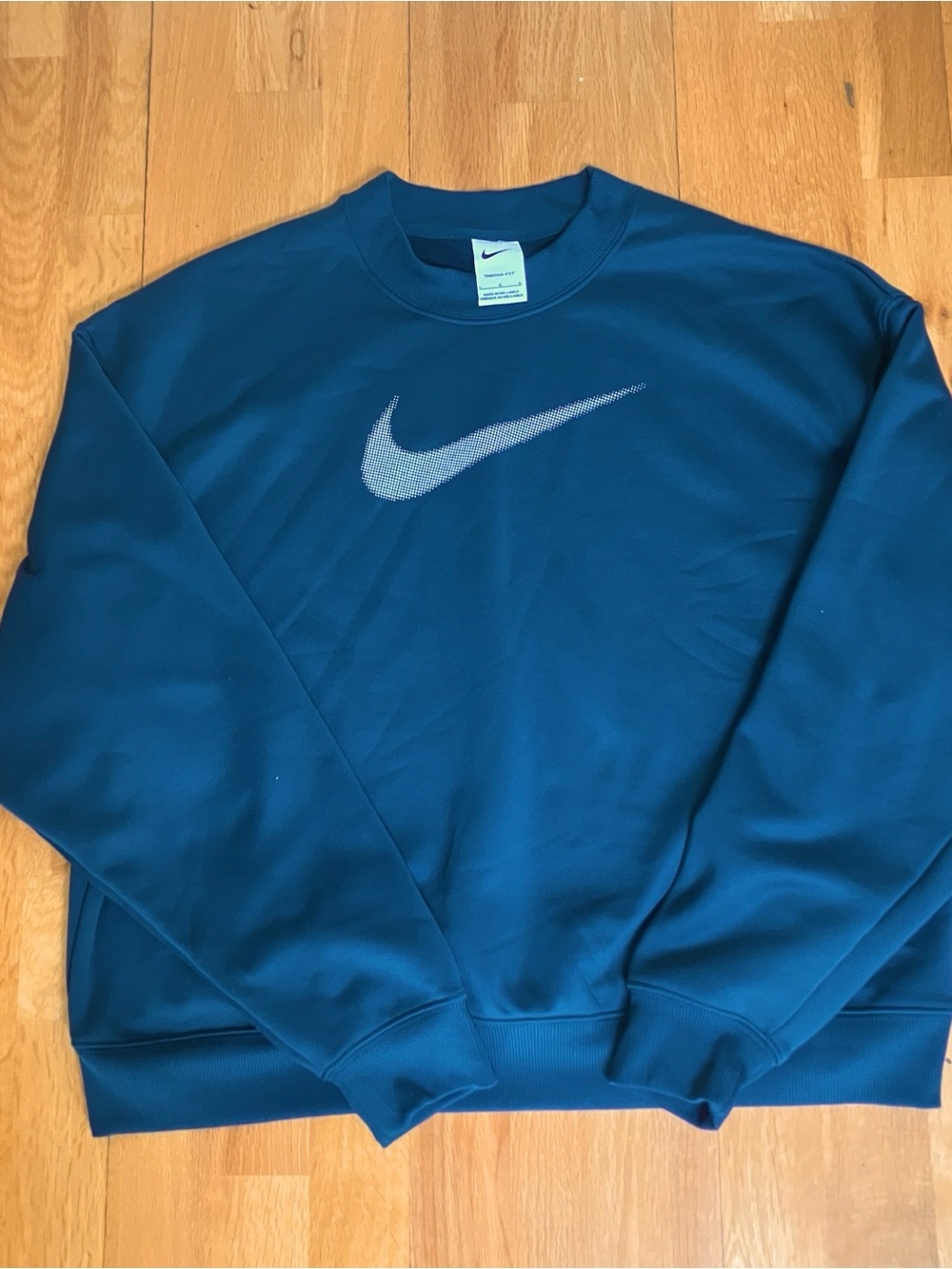 Nike Therma-FIT All Time Women's Turquoise Graphic Crew-Neck Sweatshirt.